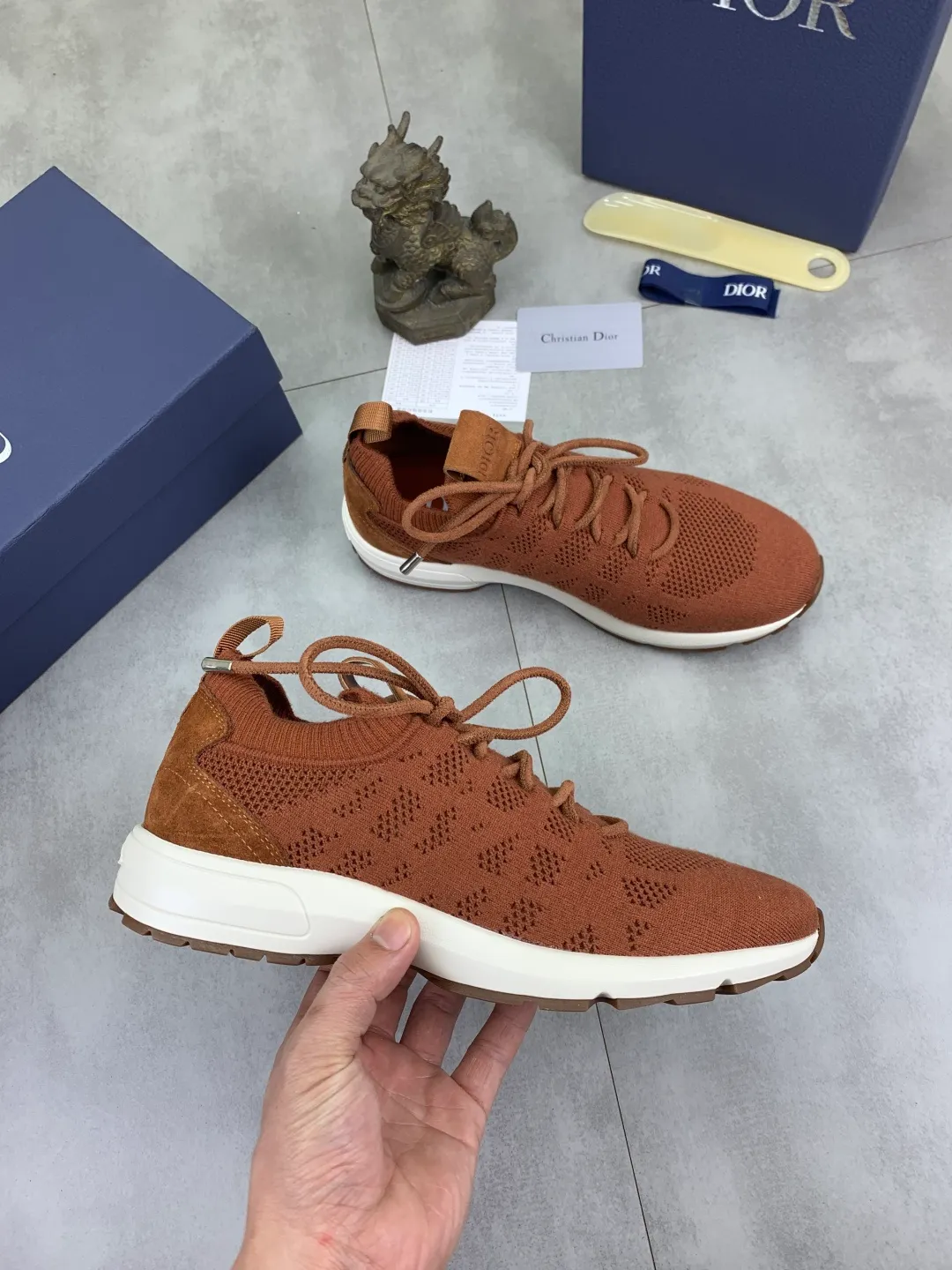 Men's men's shoes P400 new Dior Tech sneakers 2026 early spring series new products, with fashionable details, highlighting retro aesthetics. The fly-knit upper is spliced ​​with the sides of apricot transparent mesh fabric, and the leading edge of the upper window is laminated with high-frequency flat ironing and counter-pressure. The original craftsmanship is beautiful, comfortable and does not fall off. The interior is made of tonal sheep lining, which is soft and comfortable. The heel and tongue are embellished with the Paris logo. The textured TPU soles with the same tonal logo add to the high-end style.  Code number: 38-45 (46 customized)